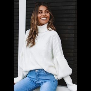 WHITE LATERN SLEEVE TURTLENECK SWEATER NWOT